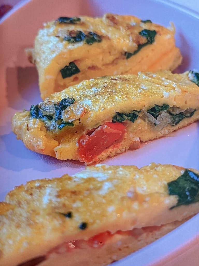 Omlet sa špinatom i rajčicom
