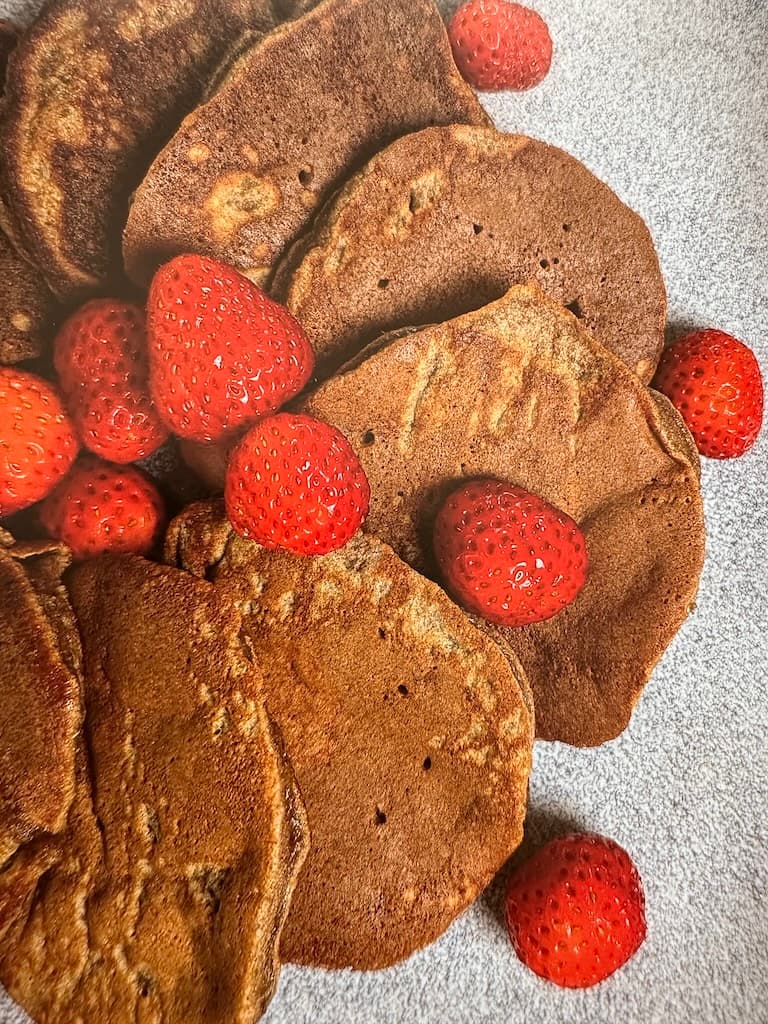 Palačinke od rogača, banane i lanenih sjemenki