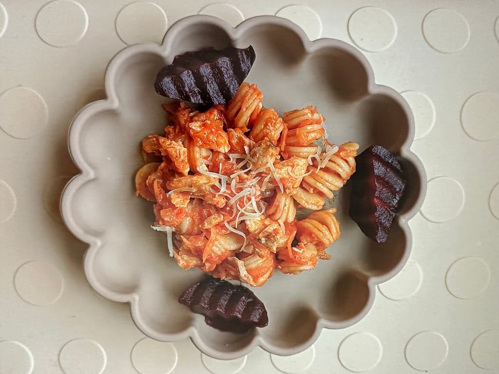 Tjestenina s lososom u umaku od rajčice